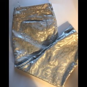 Chicos Platinum Denim Capris size 25